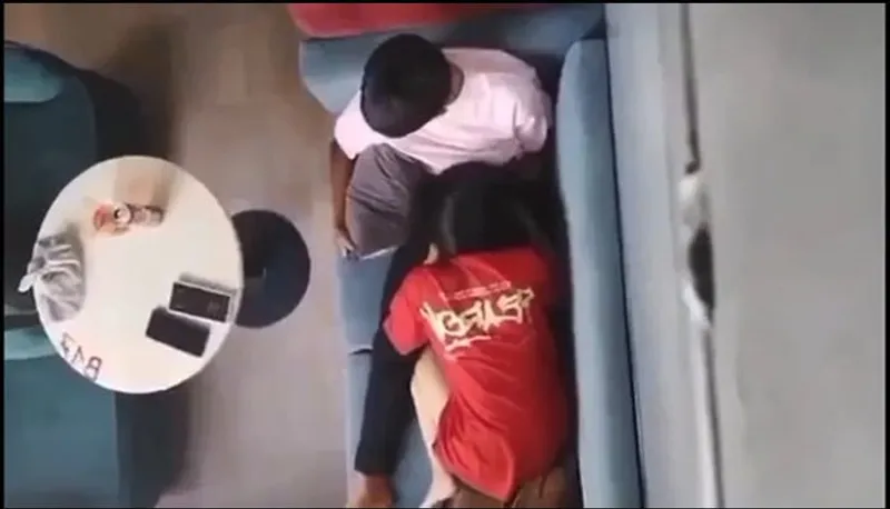 Quay lén con ghệ liếm mút cho em người yêu nơi công cộng