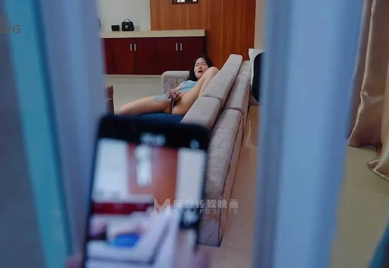 đột nhập địt em nhà đối diện đang thủ dâm